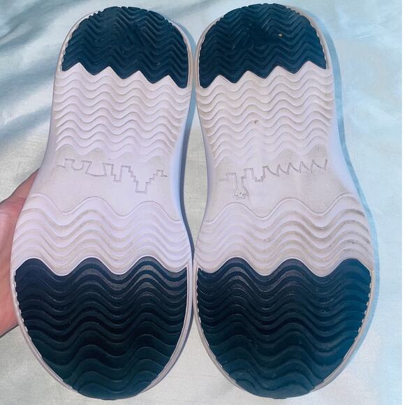 Vessi Everyday Move Waterproof Sneakers - Woman's Size 8 - Worn Once - Picture 8 of 11